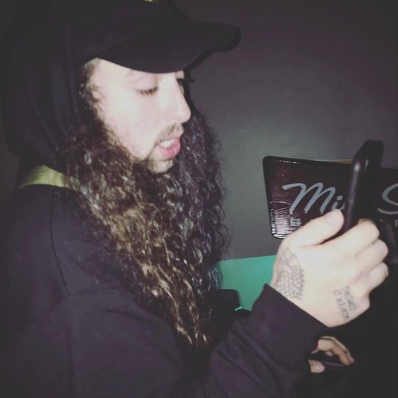 Profile Picture of Wade Robertson (@waderobertson) on Poshmark