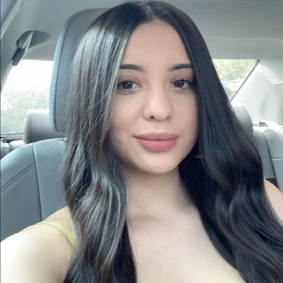 Profile Picture of Lucero Flores (@lucero2600) on Poshmark