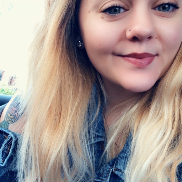 Profile Picture of Ellen Day (@ellenday) on Poshmark