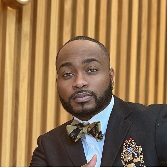 Profile Picture of Brent Davis (@brentdavis381) on Poshmark