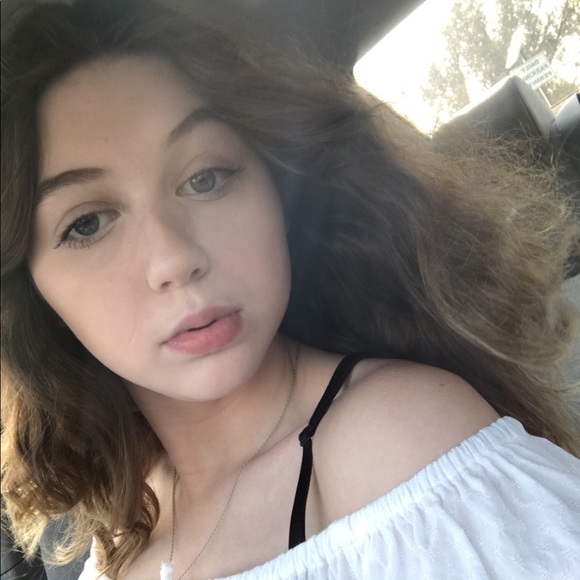 Profile Photo of Emily Fernandez (@emily72400) on Poshmark