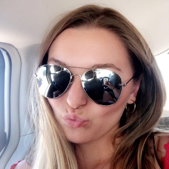 Profile Picture of Kaylee Dearinger (@kdearinger) on Poshmark