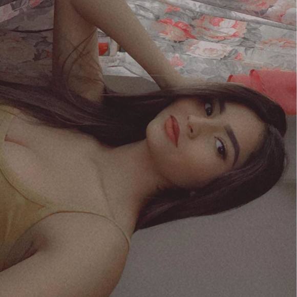 Profile Picture of Itzel Solis (@itzel_1600) on Poshmark