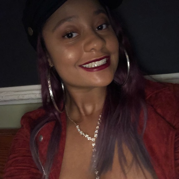 Profile Picture of Allison Harper (@queenbeezz96) on Poshmark