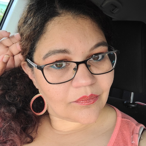 Profile Picture of Kerrie Hines (@sovery77) on Poshmark