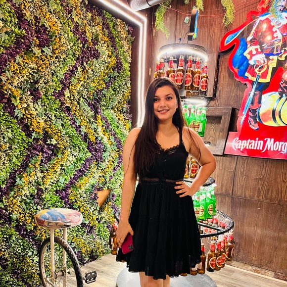 Profile Picture of Anamika Singh (@akkusingh4002) on Poshmark