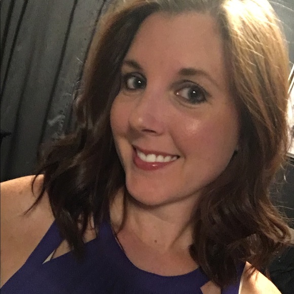 Profile Picture of Laura Weidner (@laura5684) on Poshmark