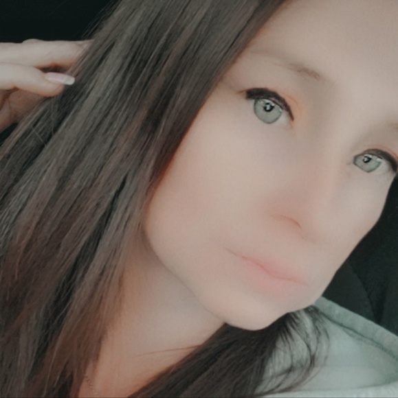Profile Picture of Erin Pope (@erinlpope1982) on Poshmark