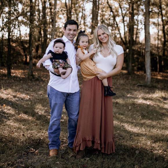 Profile Picture of Lindsey Smith (@massalindsey) on Poshmark