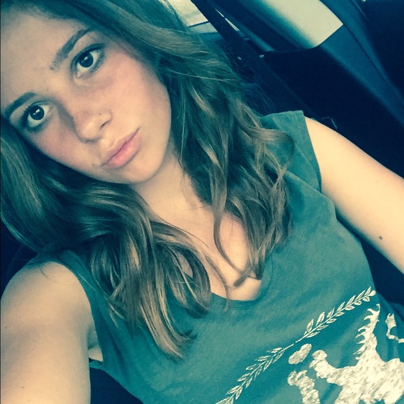 Profile Picture of Allyson Hendel (@allykh97) on Poshmark