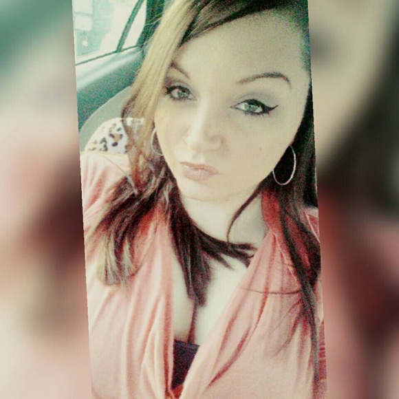 Profile Picture of Olivia Jozwicki (@olivialynn816) on Poshmark