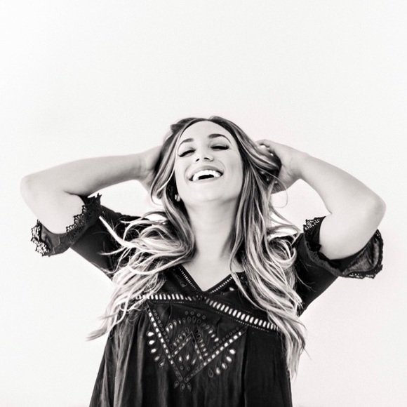 Profile Picture of Zoe Siegel (@zoesiegel4) on Poshmark