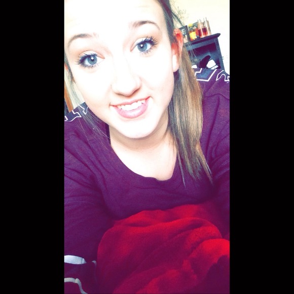 Profile Picture of Brooke Burkdoll (@bburkdoll) on Poshmark