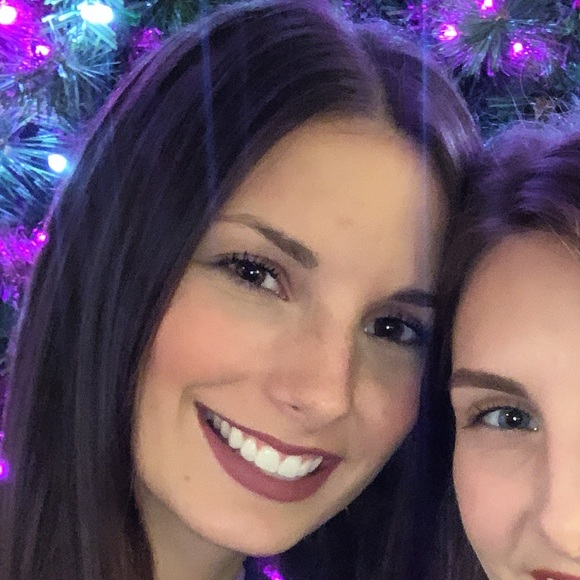 Profile Picture of Lindsay Barton (@lindsaybarto283) on Poshmark