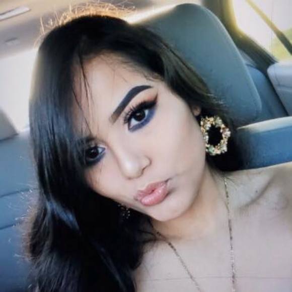 Profile Picture of Elizabeth Ruiz (@elizabethrui909) on Poshmark
