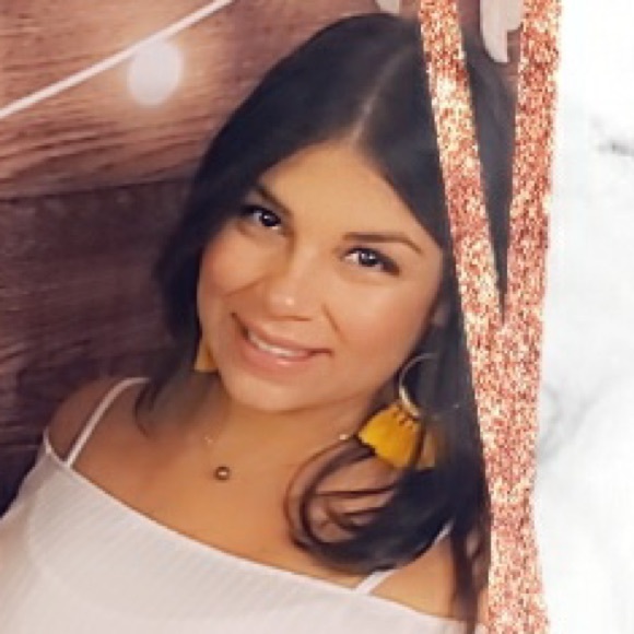 Profile Picture of Stephanie Restrepo (@smrestrepo) on Poshmark