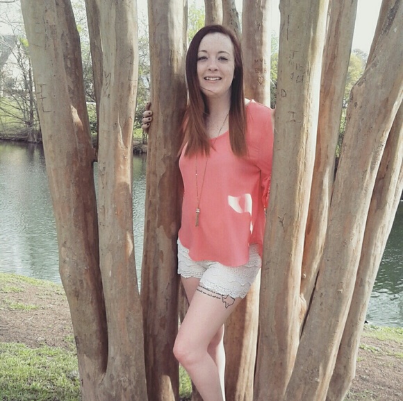 Profile Picture of Brittany Pellone (@brittpellone) on Poshmark