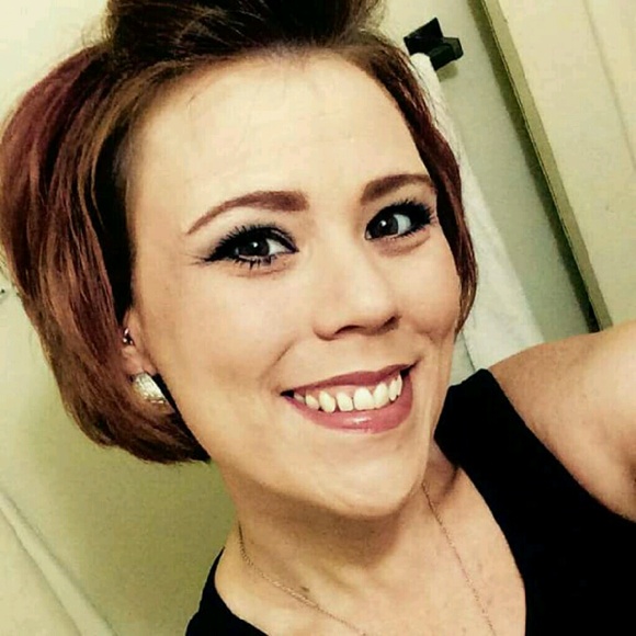 Profile Picture of Carla Abernathy (@carladawn0407) on Poshmark