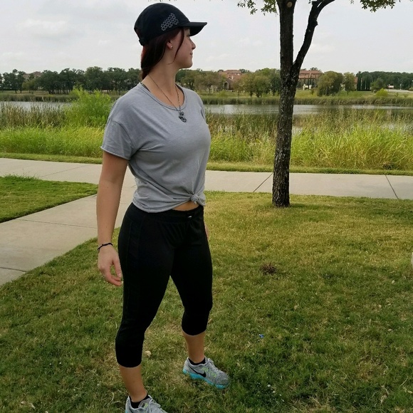 Profile Picture of Kris Andrews (@kda21) on Poshmark
