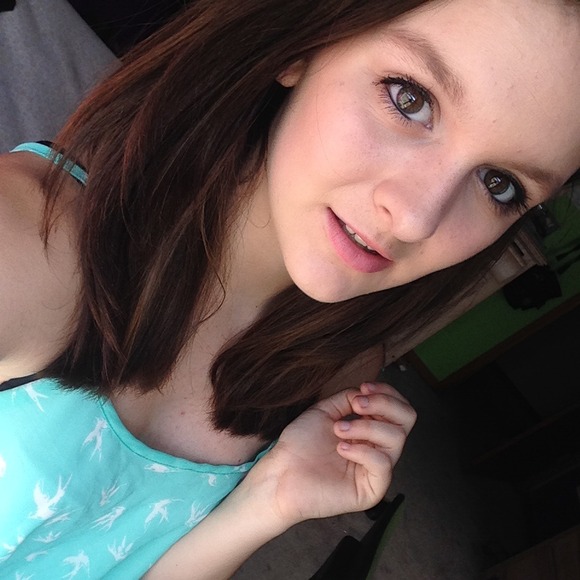 Profile Picture of Ashley Wyeth (@ashleywyeth) on Poshmark