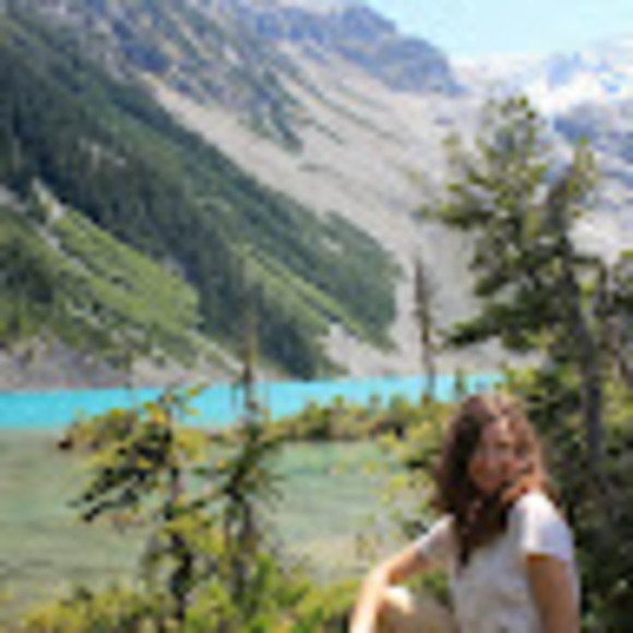 Profile Picture of Bernadette Wrobel (@bernadettewr) on Poshmark