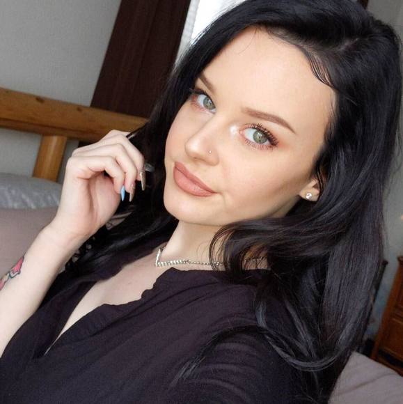 Profile Picture of Christina Zylawski (@czylawski) on Poshmark