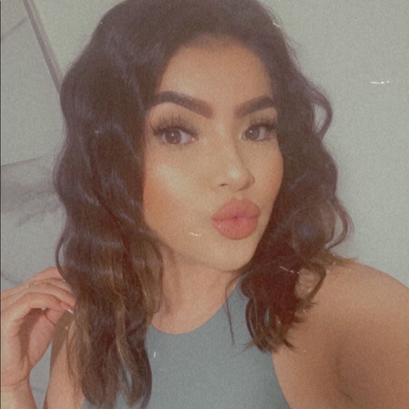 Profile Picture of Liina Figueroa💋 (@liinaf) on Poshmark