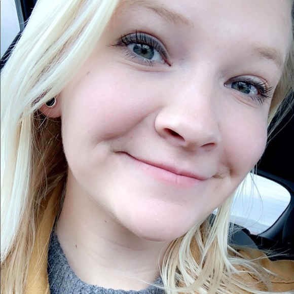 Profile Picture of Alison Fenske (@fenskealison) on Poshmark