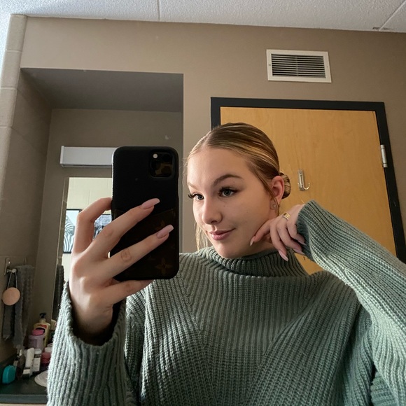 Kaitlin Senftleben - Poshmark Profile Picture of Kaitlin Senftleben (@kaites_clothes) on Poshmark