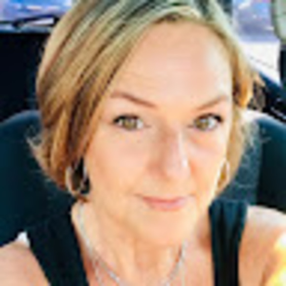 Profile Picture of Lisa Macneil (@lisa_macneil) on Poshmark