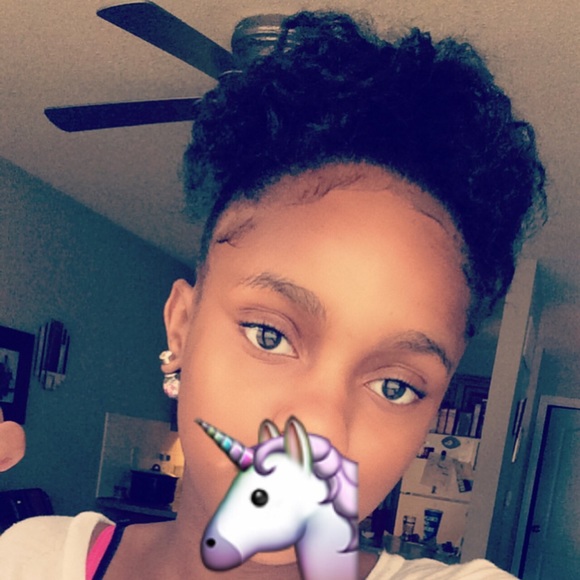 Profile Picture of Shaniya Reliford (@shaniya__21) on Poshmark