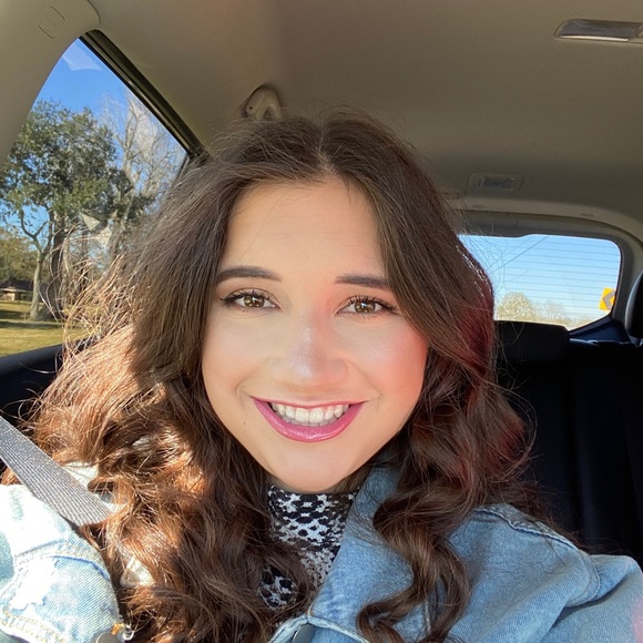 Profile Picture of Julia Bordelon (@juliaabordelon) on Poshmark