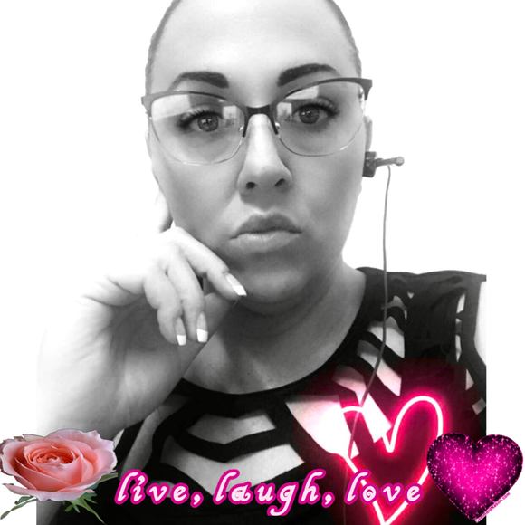 Profile Picture of Sara Padley (@saefae1208) on Poshmark