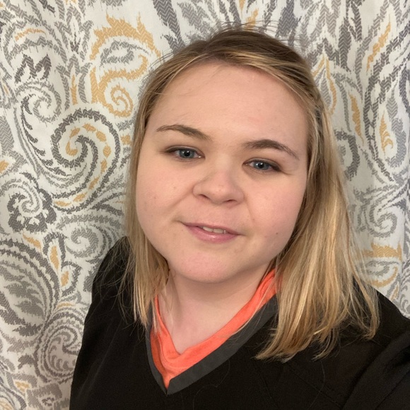 Abigail Falksen - Poshmark Profile Picture of Abigail Falksen (@abigail_falksen) on Poshmark