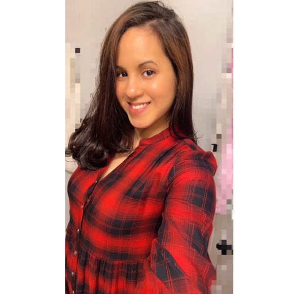 Profile Picture of Stephanie Alvarenga (@salvarengadeo) on Poshmark