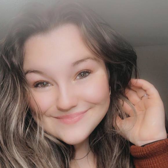 Profile Picture of Hallie Mishak (@nutnut17) on Poshmark