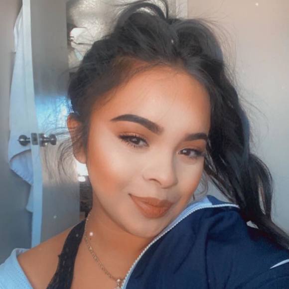 Profile Picture of Karina Vasconcelos (@karinavasconcel) on Poshmark