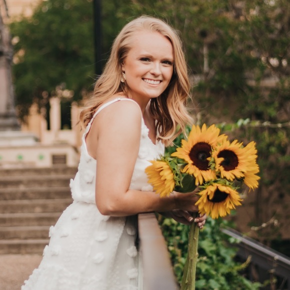 Profile Picture of Haley Larson (@haleynicole1000) on Poshmark
