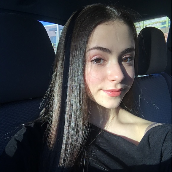 Profile Picture of Gabby Andriello (@gabbyandriello) on Poshmark