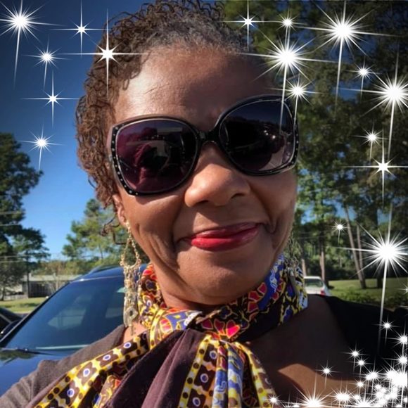 Profile Picture of Roni Johnson (@ronijohns93) on Poshmark