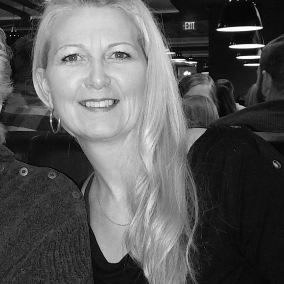 Profile Picture of Sue Moscone (@dragonflysues) on Poshmark