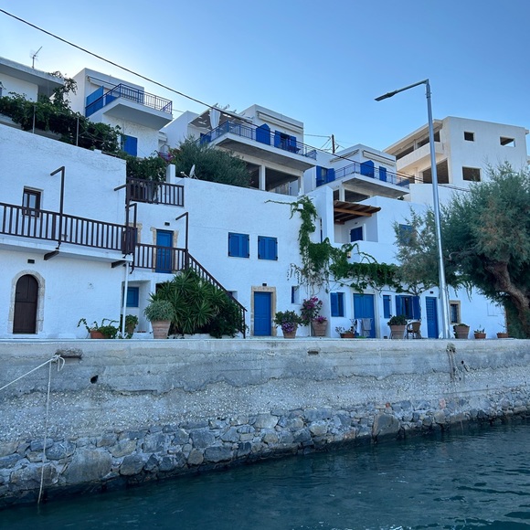 Profile Picture of Karolyn Dakis (@karol05) on Poshmark