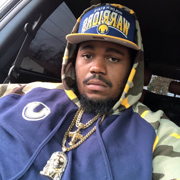 Profile Picture of Sheldon Davis (@gee_76) on Poshmark
