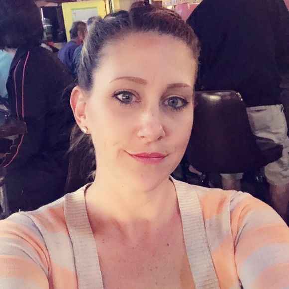 Profile Picture of Liz Handerhan (@elizabethhan11) on Poshmark