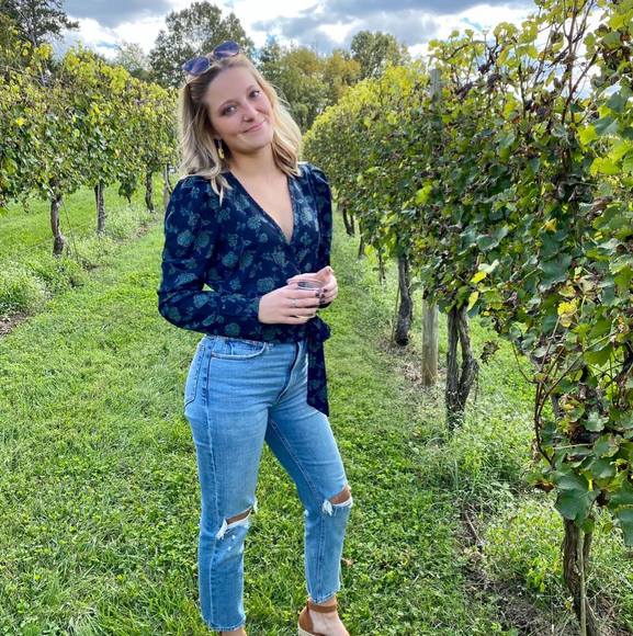 Profile Picture of Alex Jones (@alexjones0295) on Poshmark