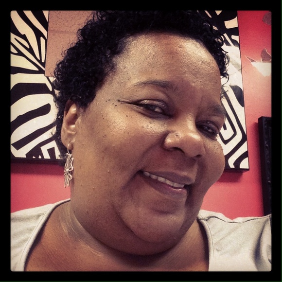 Profile Picture of Beth Frazier (@bethfrazier) on Poshmark