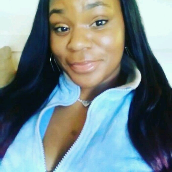 Profile Picture of Danielle Hendricks (@danielleh28) on Poshmark