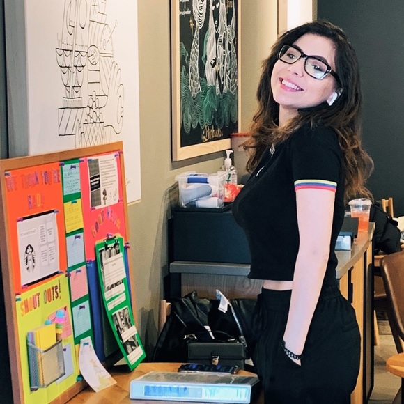 Profile Picture of Liz Chirinos (@lizchirinos) on Poshmark