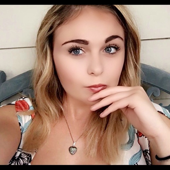 Profile Picture of Kaitlyn Schickler (@kateschickler) on Poshmark