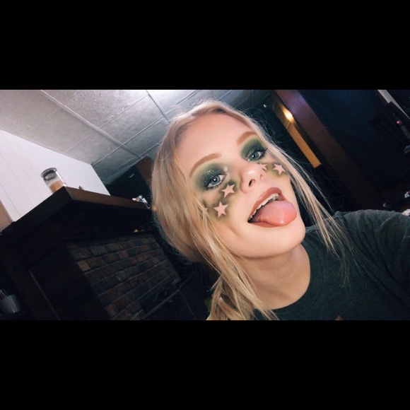 Profile Picture of Jennie Mackie (@jenniesmakeup) on Poshmark
